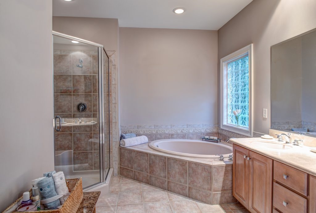 Tampa Deluxe Cabinet – The Ultimate Bathroom Cabinet Maker in Tampa Bay